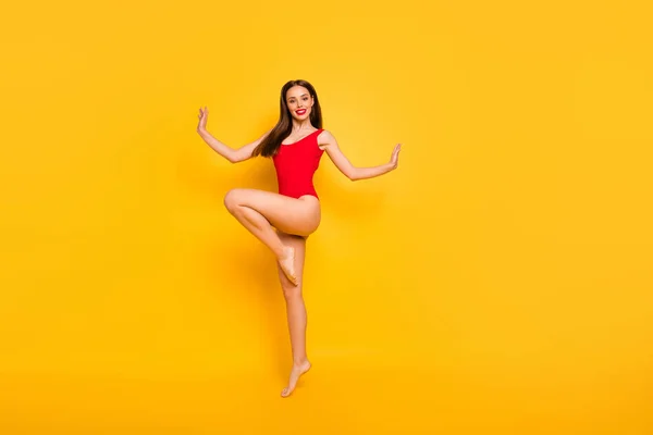 Foto lateral de tamaño completo de impresionante señora divertida saltando alta coqueta piscina fiesta corporativa desgaste traje de baño rojo aislado fondo amarillo —  Fotos de Stock