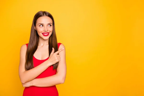 Foto de señora atractiva mirada brillante que indica los dedos espacio vacío que aconseja la venta fresca descuento desgaste traje de baño rojo fondo amarillo aislado — Foto de Stock