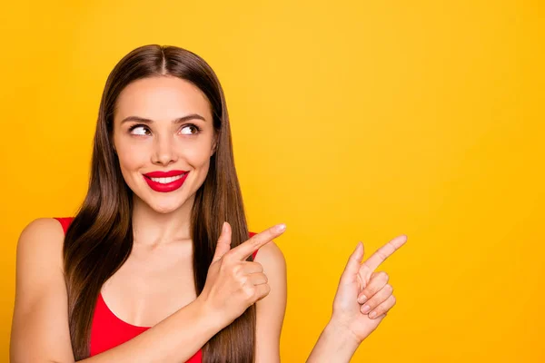 Foto av vackra Lady ljusa läppstift Nice indikerar fingrar tomt utrymme rådgivning cool erbjudande pris slitage Röd Baddräkt isolerad gul bakgrund — Stockfoto