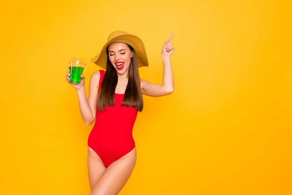 사진 아름 다운 놀라운 여자 좋은 화려한 모습 녹색 알코올 음료 차가운 착용 태양 모자 빨간 수영 정장 고립 된 노란색 배경 — 스톡 사진