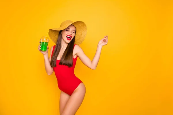 Foto van mooie verbazingwekkende dame mooie kleurrijke look groene alcohol drank chill entertainment slijtage zon hoed rood zwemmen pak geïsoleerde gele achtergrond — Stockfoto