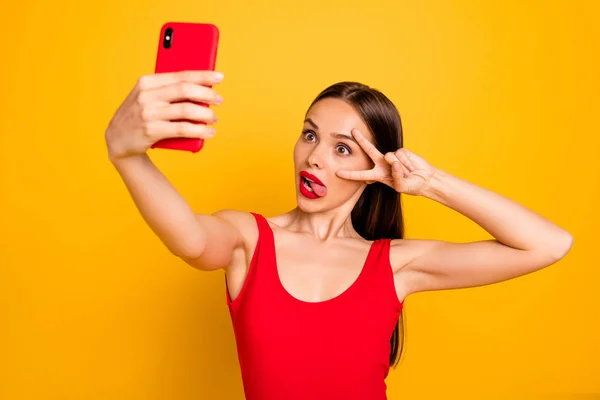 Porträt von ihr sie schön attraktiv glamourös wunderschön kokett posh verrückt glatthaarige Dame macht Selfie zeigt V-Zeichen Spaß isoliert auf hellem lebendigen Glanz gelbem Hintergrund — Stockfoto