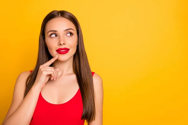 Retrato de cerca de ella ella atractiva encantadora adorable encantadora encantadora guapa dama de pelo recto mirando a un lado pensando tocando la barbilla aislado sobre brillante brillante brillo amarillo fondo — Foto de Stock