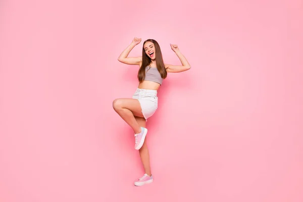 Pleine longueur vue de la taille du corps d'elle elle belle belle féminine adorable ravi charmant joli gai gai dame aux cheveux raides ayant du plaisir isolé sur fond rose pastel — Photo