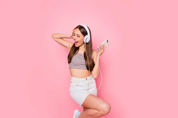 Retrato de alegre dama escuchando melodías gritando gritando usando elegante falda de verano de moda soltera aislada sobre fondo rosa — Foto de Stock