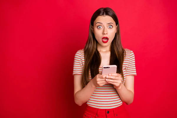 Fotografie šokované otevřené tlamy velký pohled s očima teenagerů, který drží nový chytrý telefon v rukou izolované světlé pozadí — Stock fotografie