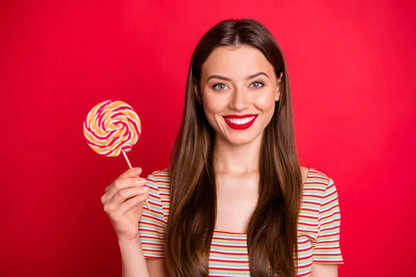 手にスティックに大きなお菓子を保持しているかなり素敵な素敵な素敵な素敵な素敵な素敵な魅力的なゴージャスな女性のクローズアップ写真の肖像画は、鮮やかな背景を孤立しました — ストック写真