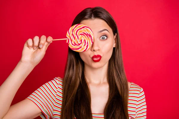 Närbild foto porträtt av Nice cool optimistisk Lady lurar runt grimasering Holding Candy nära Face isolerad ljus bakgrund — Stockfoto