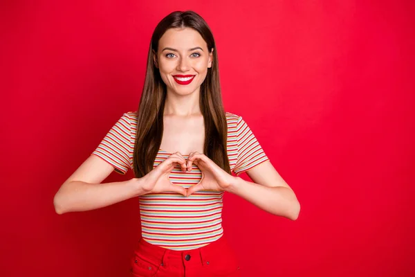 Foto estúdio tiro de linda doce bonito ter bom humor agradável senhora otimista feliz mostrando fazendo coração de mãos dedos isolado fundo brilhante — Fotografia de Stock