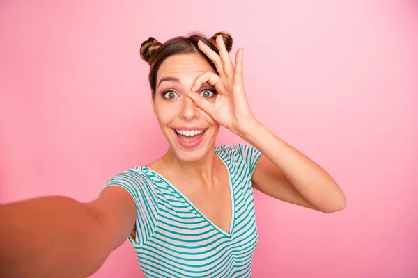 Zelfportret van haar ze mooi uitziende mooie Shine charmant schattig vrolijke vrolijke positieve meisje toont OK-teken op oog geïsoleerd over roze pastel achtergrond — Stockfoto
