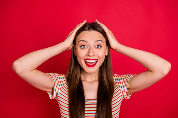 Närbild foto av ideal utseende Lady armar håll huvudet slitage casual outfit isolerad Bourgogne bakgrund — Stockfoto