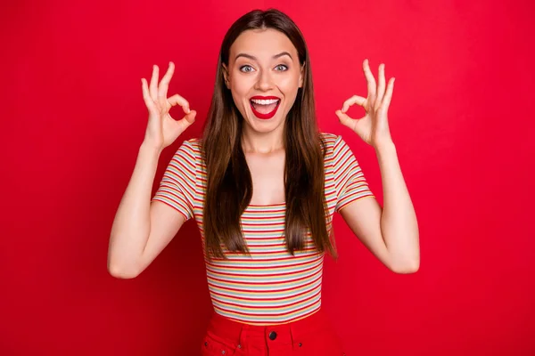 Foto van mooie dame vasthouden van handen in okey symbool slijtage casual outfit geïsoleerd Bourgondië achtergrond — Stockfoto