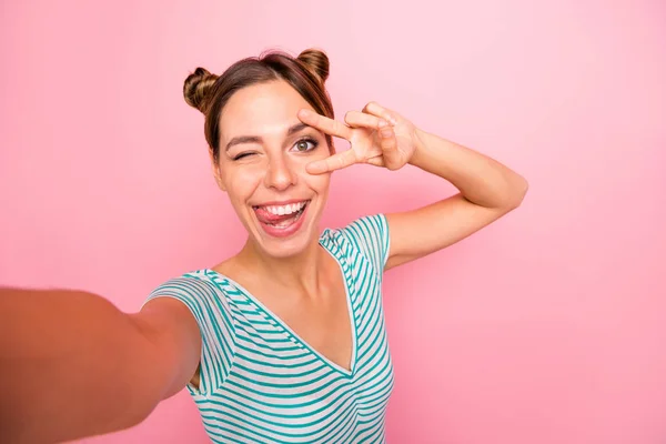 Zelfportret van haar ze mooi uitziende mooie charmante schattige vrolijke vrolijke positieve meid toont v-teken in de buurt van het oog met leuke gek geïsoleerd over roze pastel achtergrond — Stockfoto
