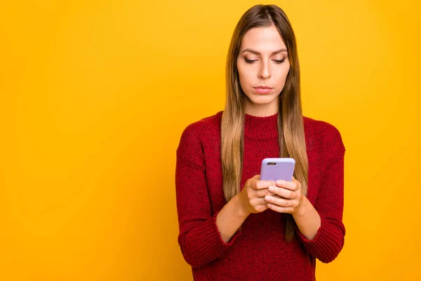 Фотографія досить не усміхненої леді, яка дивиться на екран телефону в'язаний пуловер ізольований жовтий фон — стокове фото