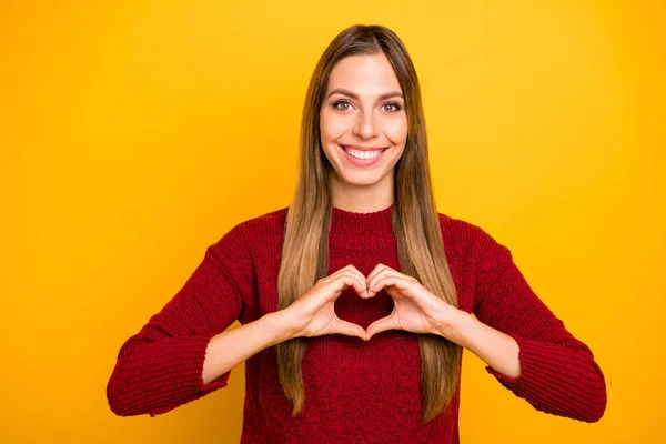 Foto av Pretty Lady hålla händerna i litet hjärta siffra slitage vinröd Pullover isolerad ljusgul bakgrund — Stockfoto