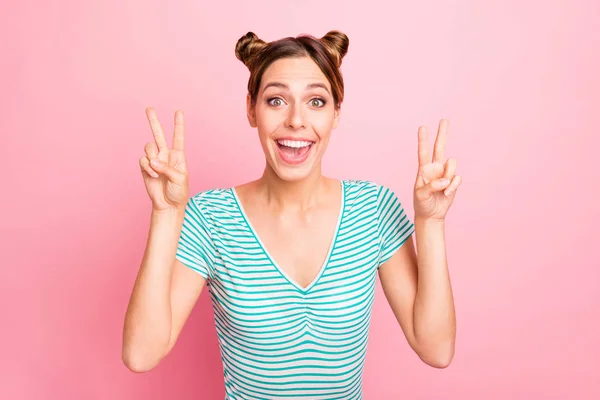 Close-up portret van haar ze mooi uitziende mooie meisjesachtig charmant schattig vrij vrolijk vrolijke meisje toont dubbele v-teken geïsoleerd over roze pastel achtergrond — Stockfoto