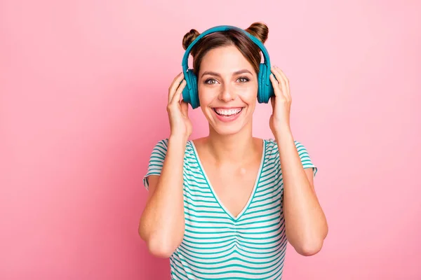 Närbild porträtt av henne hon snygg vackra vackra intagande charmig söt glad glada Girl lyssnar blå telefoner isolerade över rosa pastellfärgade bakgrund — Stockfoto