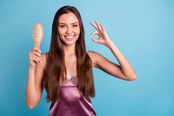 Retrato de ella ella agradable atractivo encantador bien cuidado alegre alegre chica recomendando peine nuevo que muestra ok-signo aislado sobre brillante brillante brillo verde azulado fondo turquesa — Foto de Stock