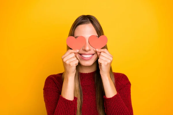 Closeup foto de senhora bonita escondendo olhos com pouco coração imaginado cartões postais usar pulôver isolado fundo amarelo — Fotografia de Stock