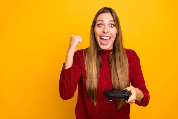 Pretty Lady Holding console handen spelen online games met vrienden dragen gebreide Pullover geïsoleerde gele achtergrond — Stockfoto