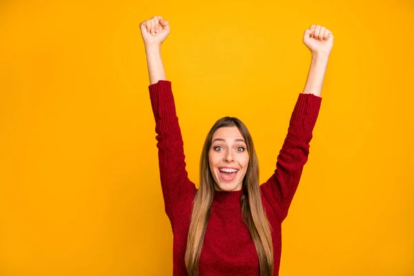 Foto av Pretty Cheerleader skrek högt spel dag slitage Pullover isolerad gul bakgrund — Stockfoto