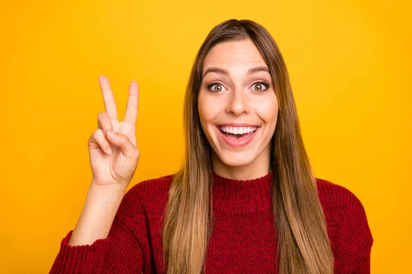 Foto di bella signora che mostra v-segno usura pullover isolato sfondo giallo — Foto Stock