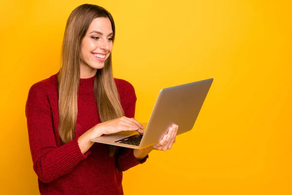 Красивая женщина, держась за руки ноутбук исследуя отчет коллеги носить пуловер изолированный желтый фон — стоковое фото