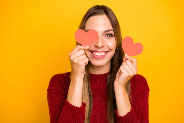 Foto de senhora bonita escondendo olhos com pouco coração figurado cartões postais desgaste pulôver isolado fundo amarelo — Fotografia de Stock