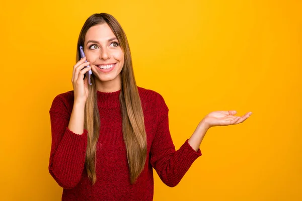 Frumoasă doamnă care ține mâinile de telefon spune prietenilor noi bârfe poartă pulover tricotat fundal galben izolat — Fotografie, imagine de stoc