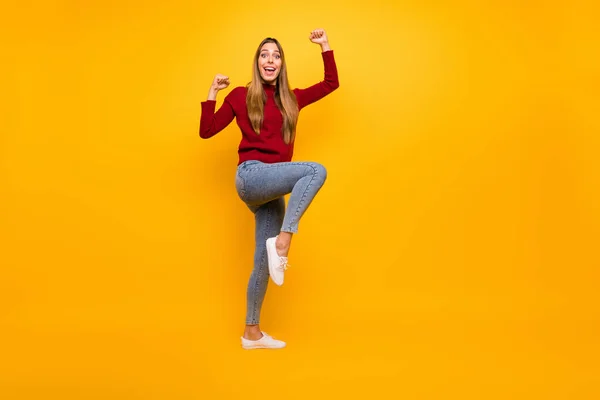 Volledige lengte foto van Lady Raising vuisten Air cheerleading slijtage Pullover geïsoleerd gele achtergrond — Stockfoto