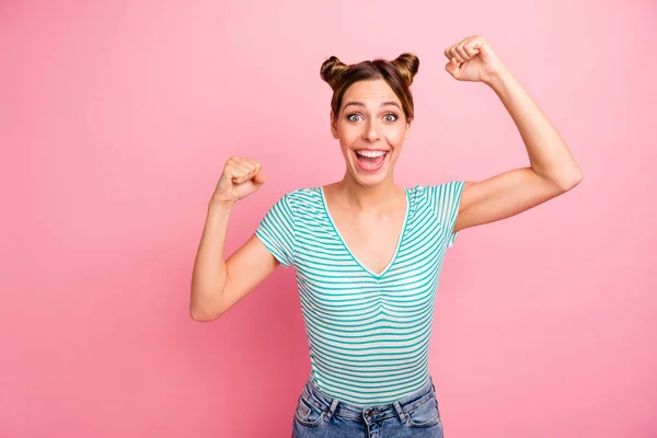 Porträt von ihr sie schön aussehende schöne charmante hübsche fröhliche fröhliche Mädchen zeigt Aufregung Spaß isoliert über rosa Pastell Hintergrund — Stockfoto