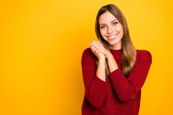 Photo de jolie dame tenant les mains ensemble joyeux porter pullover bordeaux isolé fond jaune vif — Photo