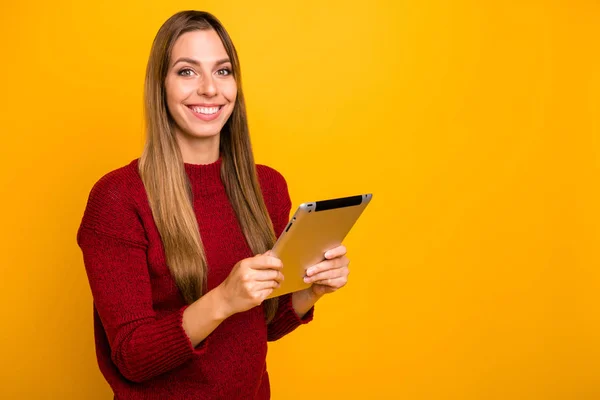 Pretty Lady Holding e-Reader händer slitage stickad Pullover isolerad gul bakgrund — Stockfoto