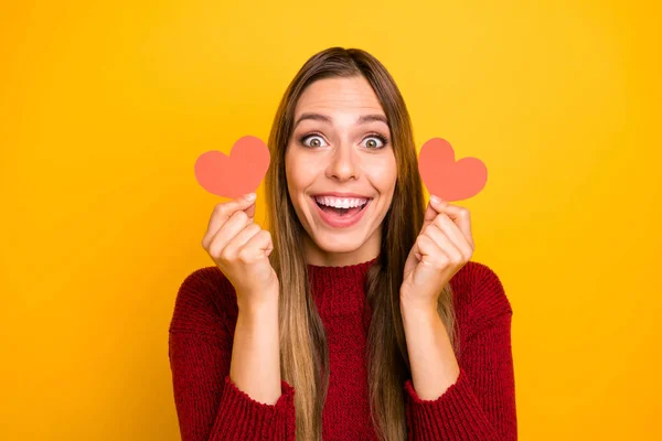 Foto de señora bonita sosteniendo brazos pequeñas postales con figura de corazón usan suéter aislado fondo amarillo — Foto de Stock