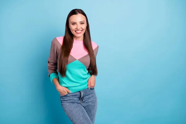 Foto de senhora encantadora feliz segurando palmas nos bolsos vestindo rosa verde e cinza jumper isolado fundo vívido — Fotografia de Stock