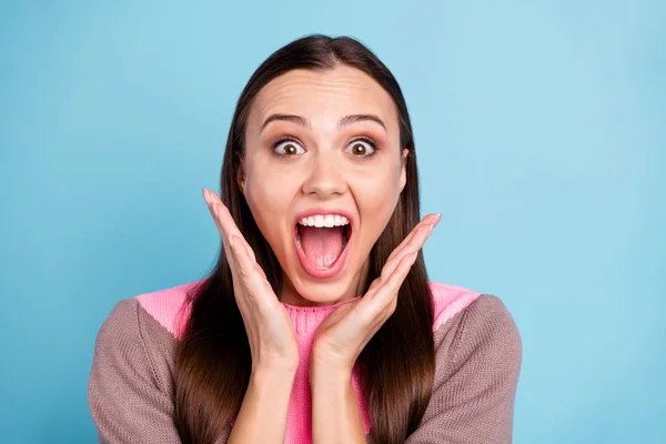 Primer plano foto retrato de divertido funky mujer sorprendida sosteniendo su boca abrió fondo brillante aislado —  Fotos de Stock