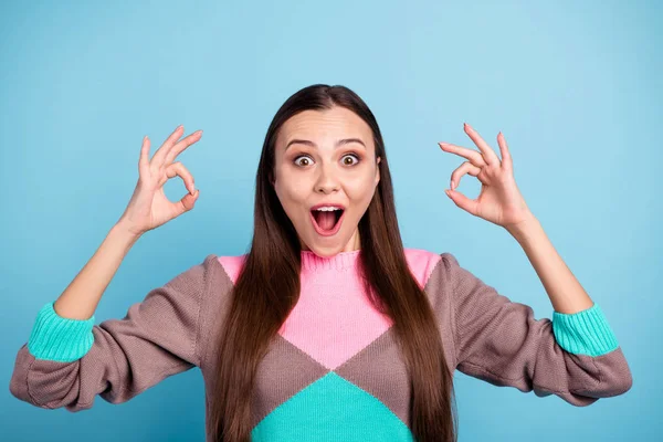 Primer plano foto retrato de alegre entusiasta bromeando dama haciendo doble okey símbolo aislado fondo vivo — Foto de Stock