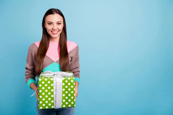 Retrato de blanco precioso contenido sereno dulce niña sosteniendo grande envuelto en caja de papel punteado aislado fondo vivo — Foto de Stock