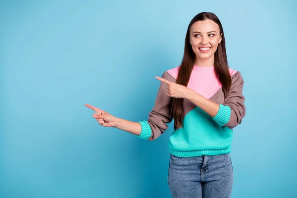 Foto de alegre curioso astuto interesado adolescente señora mirando a un lado apuntando en lugar vacío cerca del hombro aislado fondo vivo — Foto de Stock