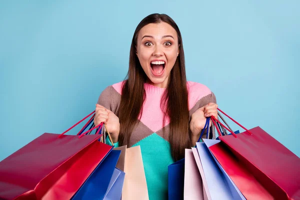 Foto retrato de alegre alegre alegre alegre agradable optimista chica sosteniendo muchas bolsas llenas en manos aisladas fondo brillante — Foto de Stock