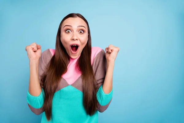 Foto de alegre animado funky engraçado menina levantando punhos para cima isolado brilhante fundo copyspace — Fotografia de Stock