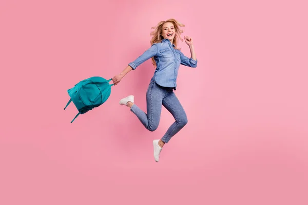 Foto de corpo inteiro de senhora louca boas aulas terminam pulando roupas de ganga de alto desgaste isolado fundo rosa — Fotografia de Stock