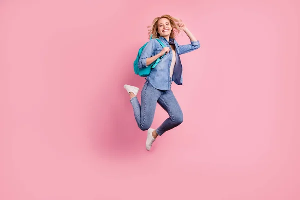 Full längd foto av Crazy Lady glad att se groupmates hoppning hög slitage denim outfit isolerad rosa bakgrund — Stockfoto