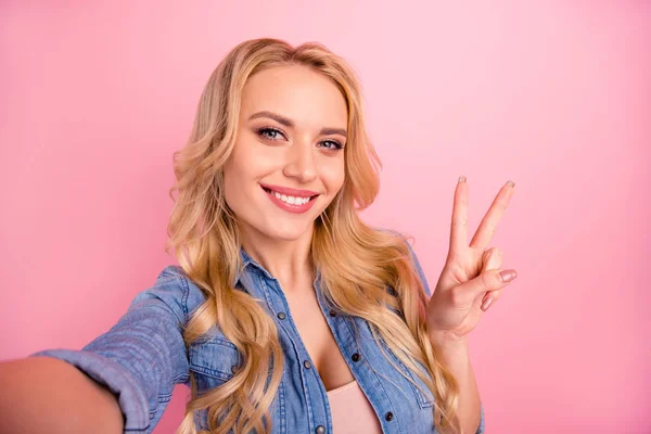 Primo piano foto di bella signora fare selfie che mostrano v-segno simbolo indossare abito in denim isolato sfondo rosa — Foto Stock