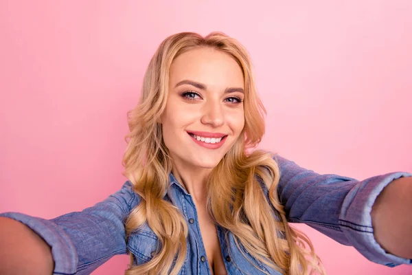 Primeros planos foto de la señora bonita haciendo selfies desgaste denim traje aislado de fondo rosa — Foto de Stock