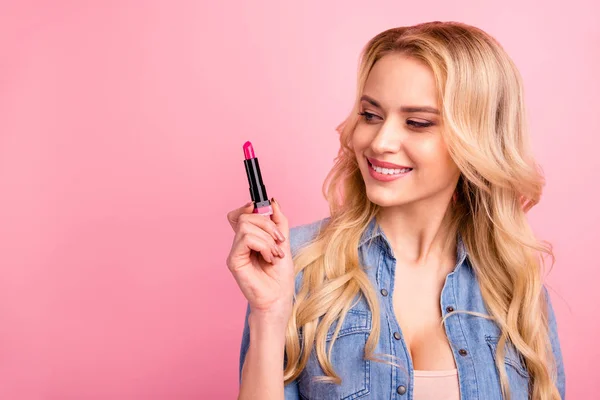 Primer plano de la foto de la señora bonita sosteniendo nueva pomada desgaste denim traje aislado de fondo rosa — Foto de Stock