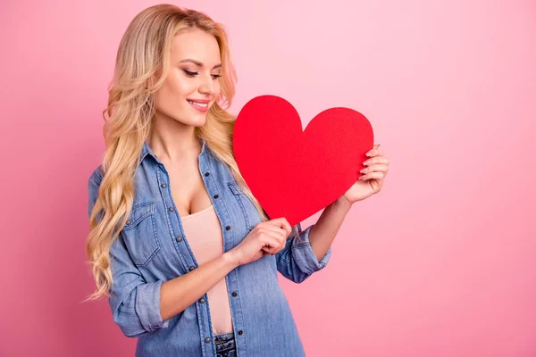 Foto av Pretty Lady innehar stora papper hjärta händerna slitage denim outfit isolerad rosa bakgrund — Stockfoto