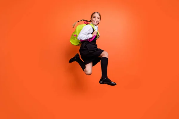 全长身体大小视图漂亮的有吸引力的欢快的快乐高兴前少女书有乐趣的一年级活动运动运动孤立在明亮生动的光泽橙色背景 — 图库照片