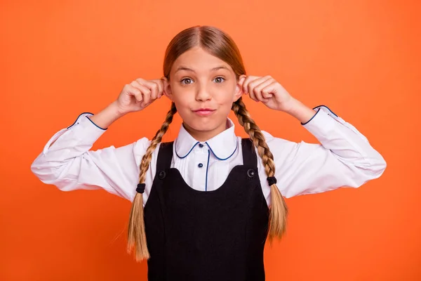 Close-up portret van haar ze mooie aantrekkelijke mooie Winsome charmant schattig vrolijk vrolijke pre-teen blond meisje houden oren plezier geïsoleerd op heldere levendige glans oranje achtergrond — Stockfoto