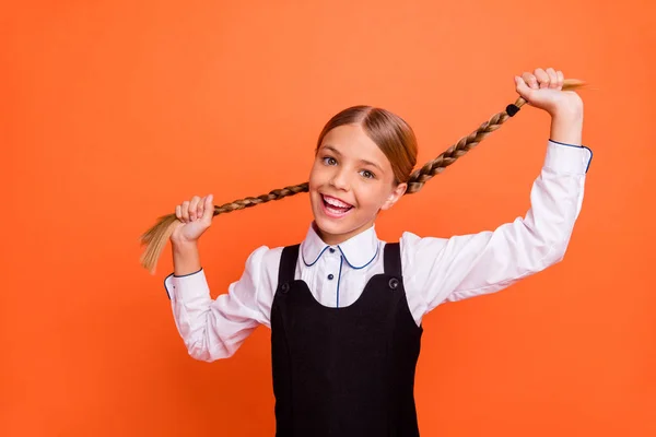 Close-up portret van haar ze mooie aantrekkelijke mooie onzorgvuldig vrolijke vrolijke pre-teen blonde meisje spelen met staarten plezier geïsoleerd op heldere levendige glans oranje achtergrond — Stockfoto